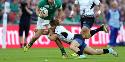 Irlandezul Darren Cave este atacat de Florin Surugiu în timpul meciului de la Cupa Mondială de Rugby între Irlanda şi România pe stadionul Wembley în Londra Marea Britanie FOTO Guliver/GetyImages