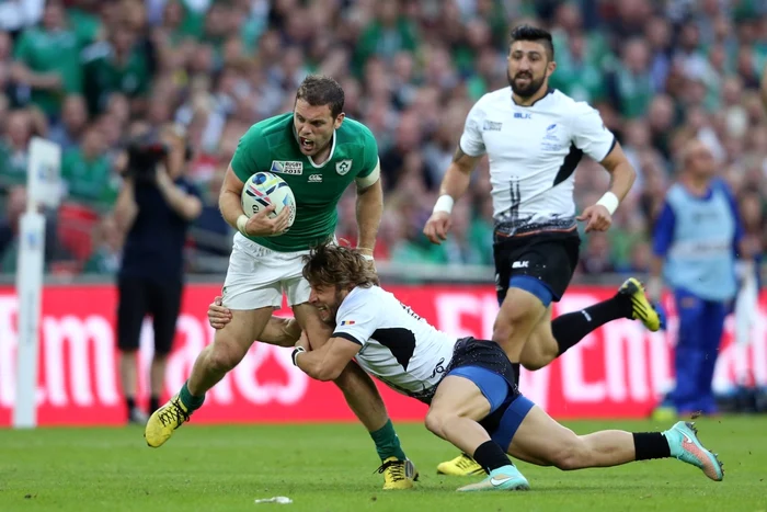 Irlandezul Darren Cave este atacat de Florin Surugiu în timpul meciului de la Cupa Mondială de Rugby între Irlanda şi România pe stadionul Wembley în Londra Marea Britanie FOTO Guliver/GetyImages