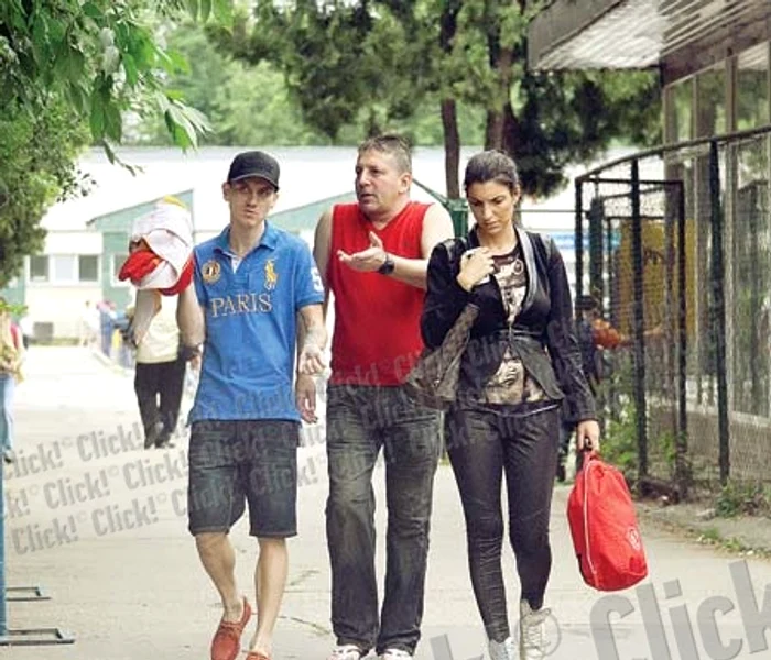 Andreea Tonciu a fost la  antrenamente cu iubitul ei,  Nicky Mitea. I-a însoțit și amicul  lor, Costin Mărculescu