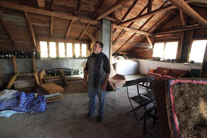 În podul casei ar fi vrut  maestrul să facă sală  de petreceri. Au rămas  doar sticlele de vin 