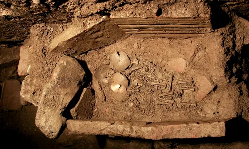 Doi bebeluși au fost înhumați în același mormânt în apropierea Templului zeiței Artemis din Efes (© OeAW-OeAI / L. Zabrana)