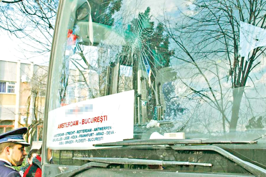 
    Pasagerii autocarului care  venea din Olanda vor fi  preluaţi astăzi de o altă  maşină şi aduşi în Capitală (fotografii: glasul-hd.ro)  