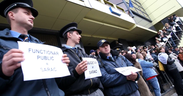 Tăierea sporurilor a fost motiv de grevă pentru funcţionarii publici