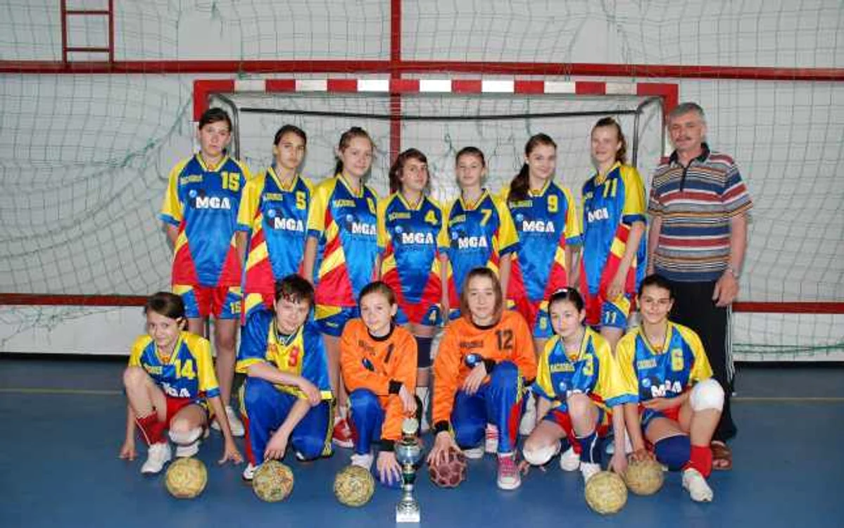 Lorena Ostase (numărul 5) şi Sonia Vasiliu (numărul 11), primul ehipament sportiv la LPS Vaslui