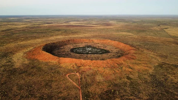 Crater format de căderea unu meteorit FOTO Facebook