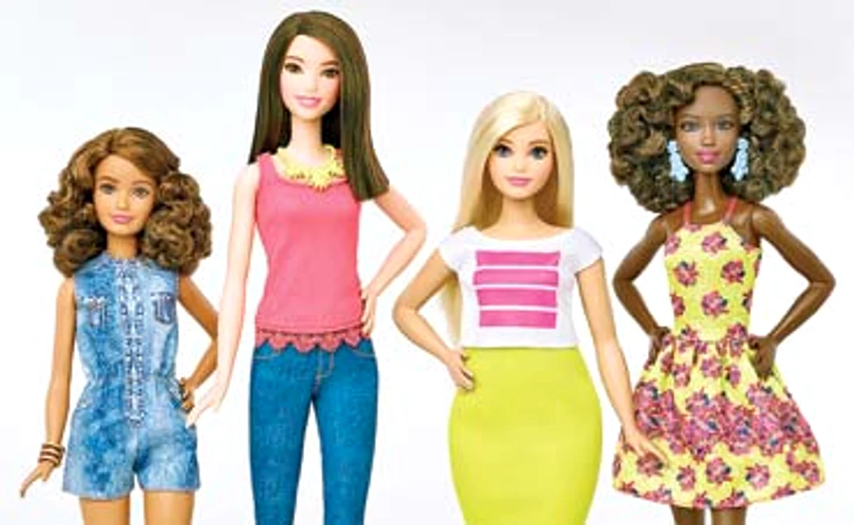 
    Din primăvara lui 2016, cea mai  cunoscută păpuşă din lume, Barbie,  apare în alte versiuni: Barbie minionă,  înaltă, cu “forme” şi de culoareFoto: Splashnews  