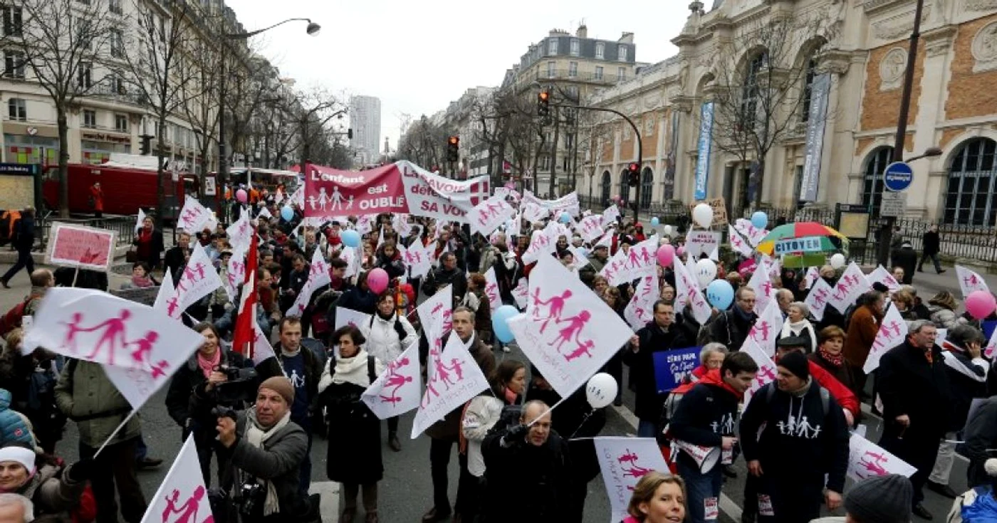 Sute de oameni au ieşi pe străzile Parisului FOTO AFP