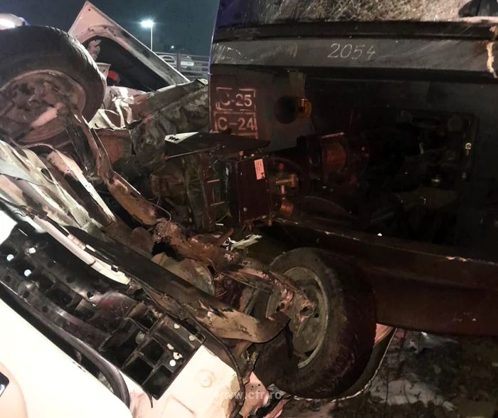 Autoturismul a rămas sub roțile trenului. FOTO CFR