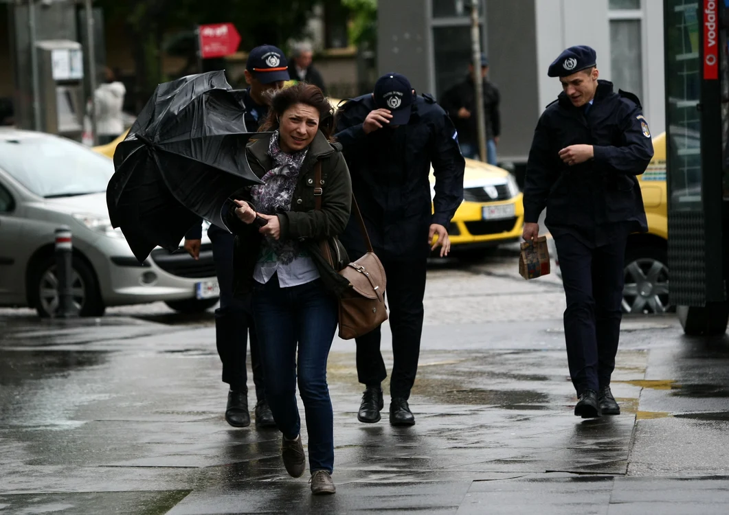 
    Vântul va depăşi 60 Km pe oră în Bucureşti. Atenţionarea e valabilă pînă la ora 17.00  