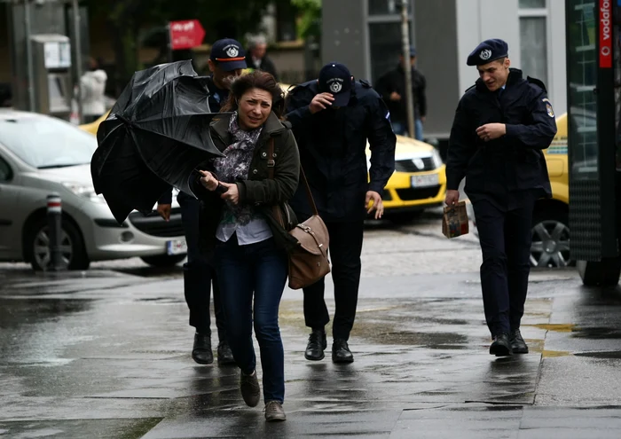 Vântul va depăşi 60 Km pe oră în Bucureşti. Atenţionarea e valabilă pînă la ora 17.00