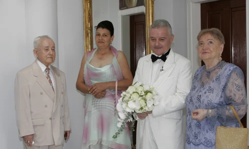2006   Pregătiri de nuntă  Ion Columbeanu, cuscra Veronica Bulai, mirele Irinel și soacra mare Georgeta Columbeanu jpeg