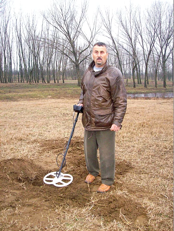 Dan Cioclea a cheltuit 800 €, pe care soţia îi trimisese din străinătate să repare acoperişul caseiFoto: Sofia Prejbeanu