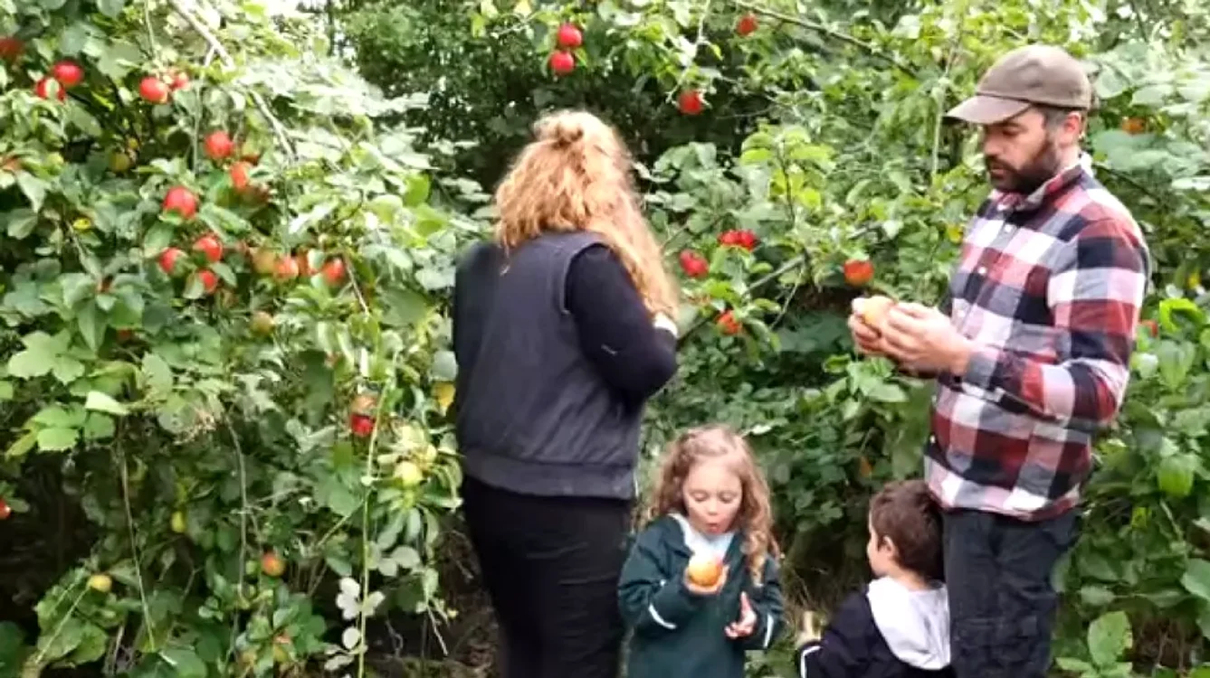 Povestea familiei care trăiește de 12 ani în pădure. 