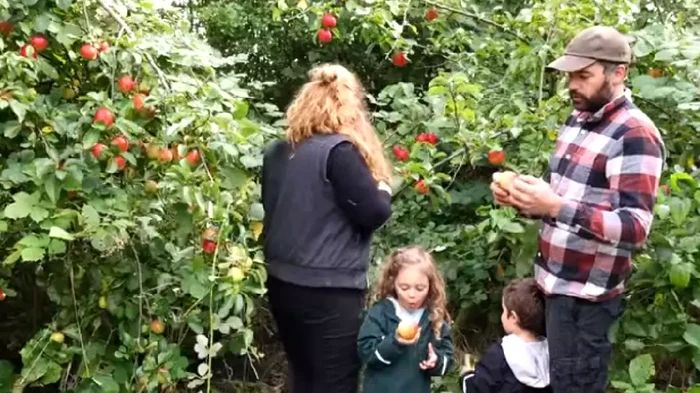 Povestea familiei care trăiește de 12 ani în pădure.