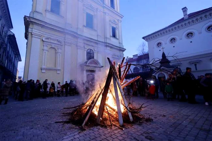 În Ajunul Crăciunului, sârbii din Banat aprind trunchiuri de stejar, ceremonial numit Badnjak