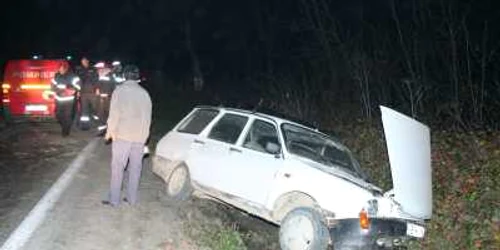 Şoferul Daciei care a produs accidentul a fost scos din maşină de echipele de descarcerare