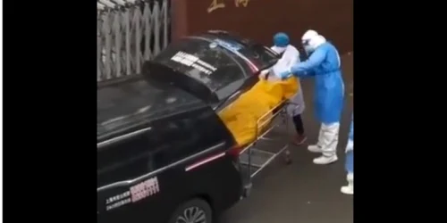 barbat viu transportat într-un sac de cadavre în Shanghai