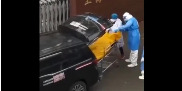 barbat viu transportat într-un sac de cadavre în Shanghai