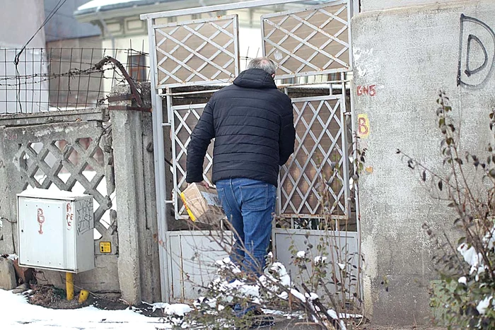 Taxiul l-a aşteptat 5 minute în faţa imobilului, de unde Busu a plecat acasă