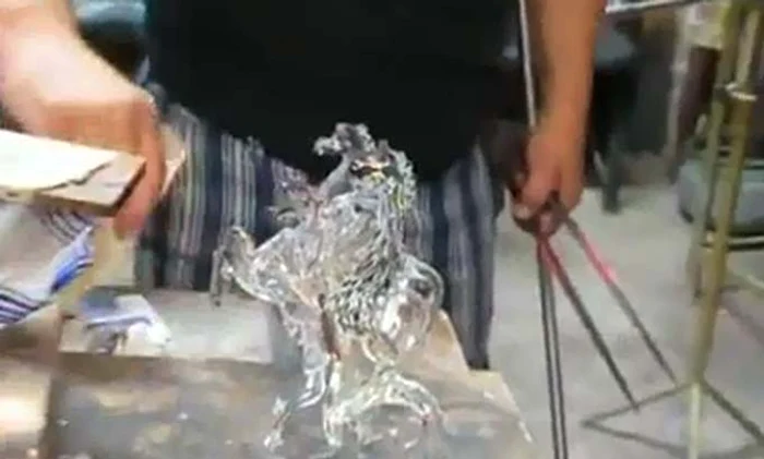 Artistul modelează sticla în diferite forme