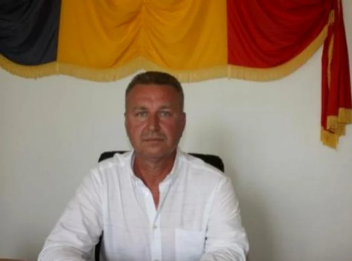 Primarul a recunoscut că a oferit bani, însă și-a motivat fapta 