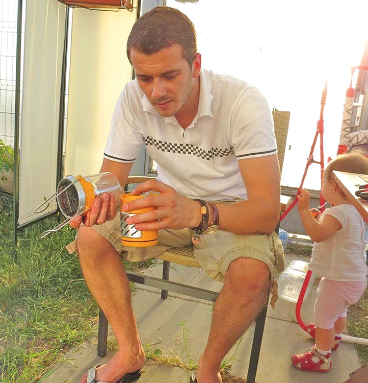 
    În timp ce repara o lampă de  grădină, Cruceru era ajutat  de fetiţa lui de un anişor  