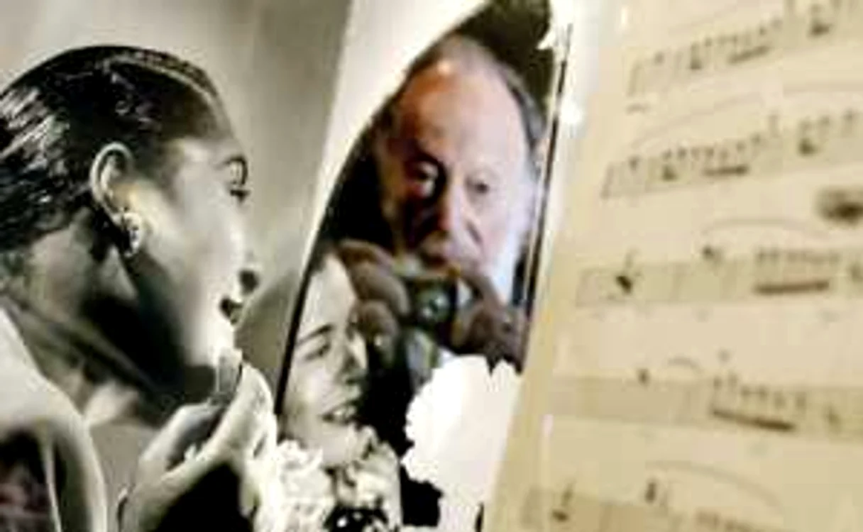 Celebra cântăreaţă Billie Holiday, fotografiată „din oglindă“  de Herman Leonard 