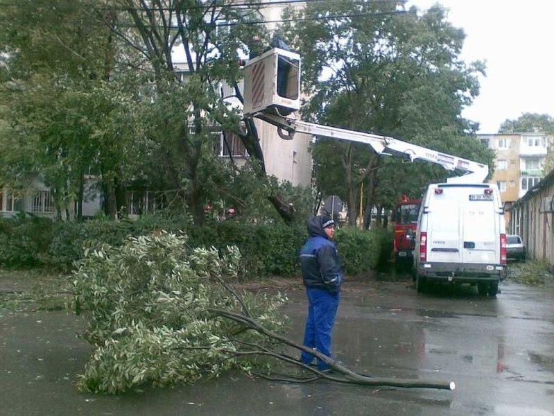  Intervenţii după furtună în Bucureşti şi Ilfov pentru îndepărarea de copaci rupți. Mai multe locuințe au fost inundate