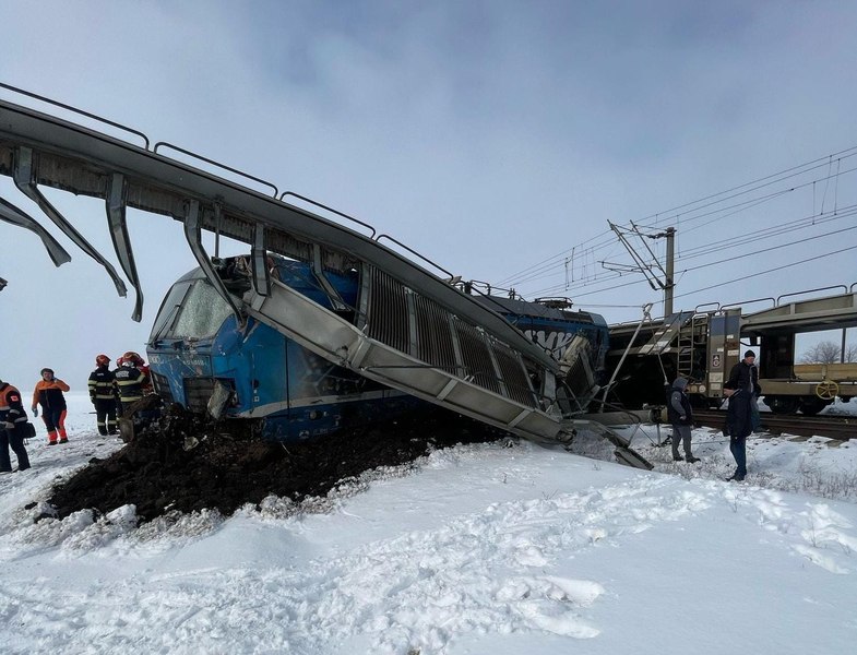 Grav accident feroviar. O persoană a murit după ce un tren de marfă a izbit vagoanele deraiate ale altui tren, în județul Olt. A fost activat Planul roșu de intervenție