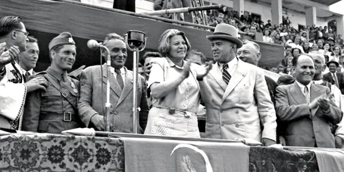 Ana Pauker: „Îi pot telefona lui Stalin oricând doresc“ jpeg
