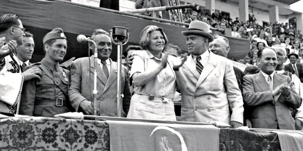 Ana Pauker: „Îi pot telefona lui Stalin oricând doresc“ jpeg