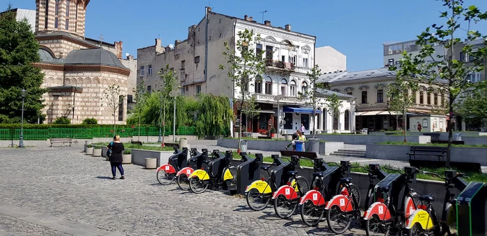 Piața Sf. Anton, în 2019, cu aceeași Biserică Domnească, în stânga, dar și aceeași clădire a Cafenelei Vechi, în dreapta, chiar dacă e umbrită de actualul sediu al Poliției Centrului Vechi