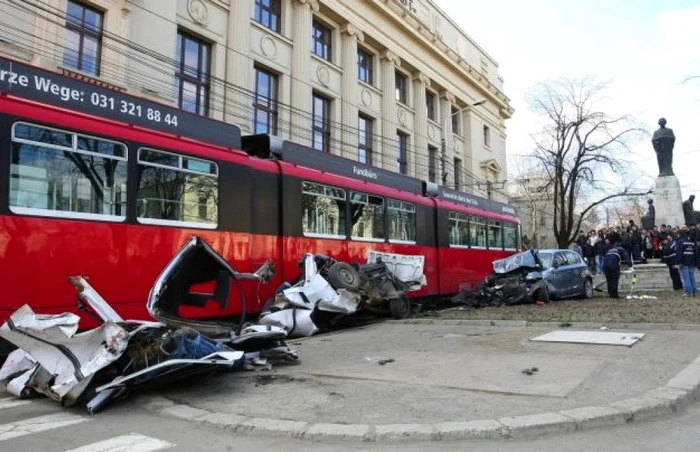 Parcul auto învechit a dus în ultimii ani la apariţia mai multor accidente pe străzile Iaşiului, cel mai grav fiind cel din 2011, din zona Fundaţiei FOTO Adevărul