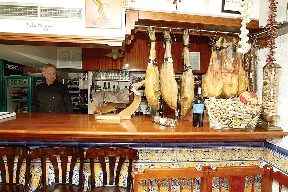 Aici este crama, unde  se mănâncă jambon  şi se bea sangria