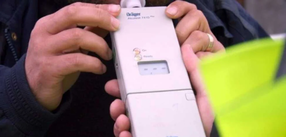 Bărbat prins beat în trafic de trei ori în patru ore, și cu bicicleta, și cu mașina. El a devenit agresiv cu polițiștii