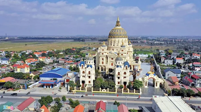 
    Castelul îmbină elemente  din palatele franceze,  engleze, austriece şi germane  