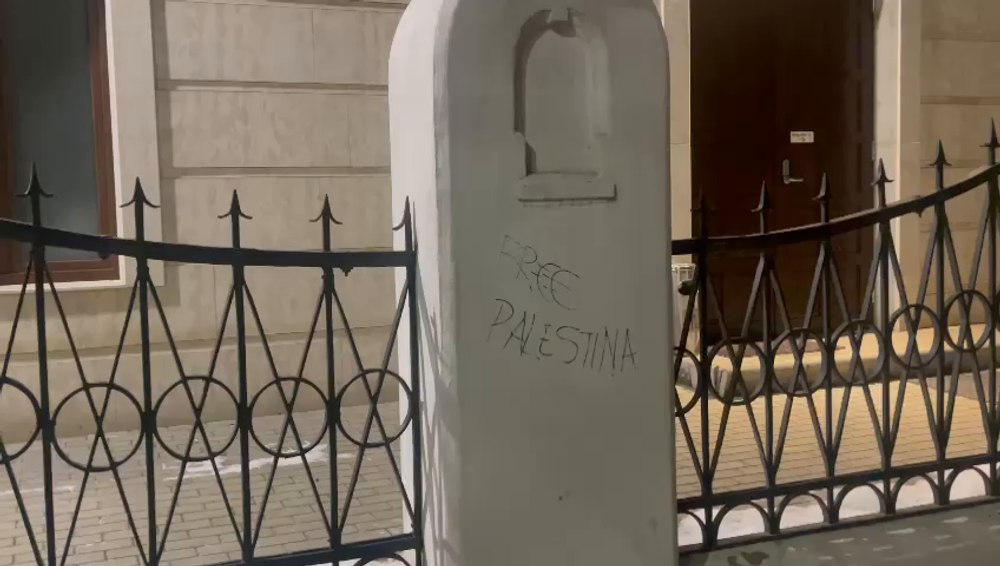 Gardul sinagogii din Sighet, vandalizat cu mesaje anti-război de o româncă trecută la islamism