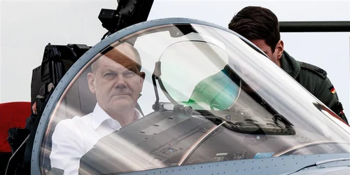 Olaf Scholz la bordul unui Eurofighter FOTO EPA EFE jpg