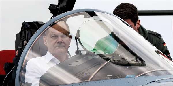 Olaf Scholz la bordul unui Eurofighter FOTO EPA EFE jpg