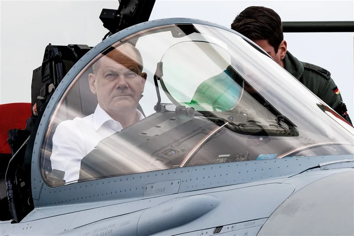 Olaf Scholz, la bordul unui Eurofighter FOTO EPA-EFE