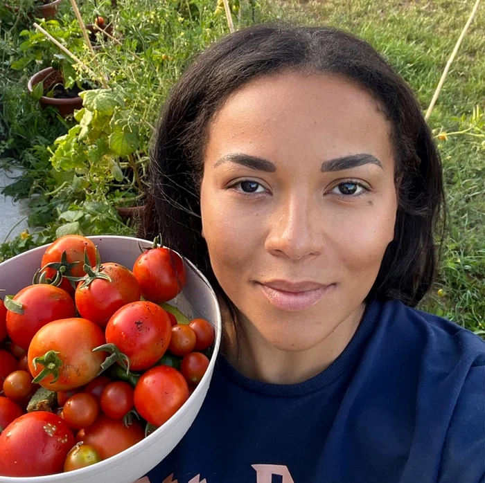 Este foarte bucuroasă că  poate găti folosind  legume din  propria grădină