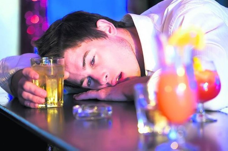 3 motive care înrăutățesc mahmurelile odată cu înaintarea în vârstă: „Un metabolism mai lent poate fi cauza”
