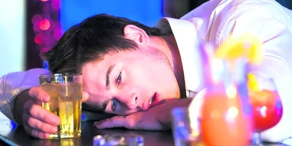 Consumul excesiv de alcool poate să ducă la mahmureală Foto