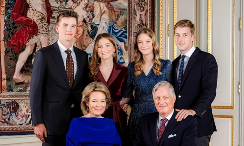 Regina Mathilde și Regele Philippe al Belgiei, cu Prințul Gabriel, Prințesa Elisabeta, Prințesa Eleonore și Prințul Emmanuel în felicitarea de Sărbători   Casa Regală belgiană jpg