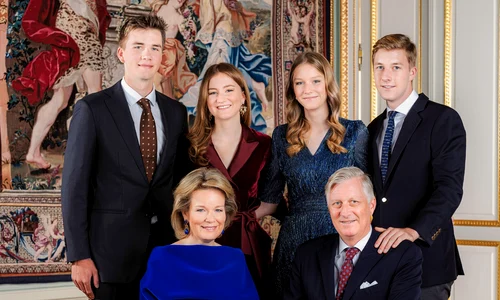 Regina Mathilde și Regele Philippe al Belgiei, cu Prințul Gabriel, Prințesa Elisabeta, Prințesa Eleonore și Prințul Emmanuel în felicitarea de Sărbători   Casa Regală belgiană jpg