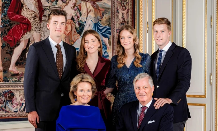 Regina Mathilde și Regele Philippe al Belgiei, cu Prințul Gabriel, Prințesa Elisabeta, Prințesa Eleonore și Prințul Emmanuel în felicitarea de Sărbători   Casa Regală belgiană jpg