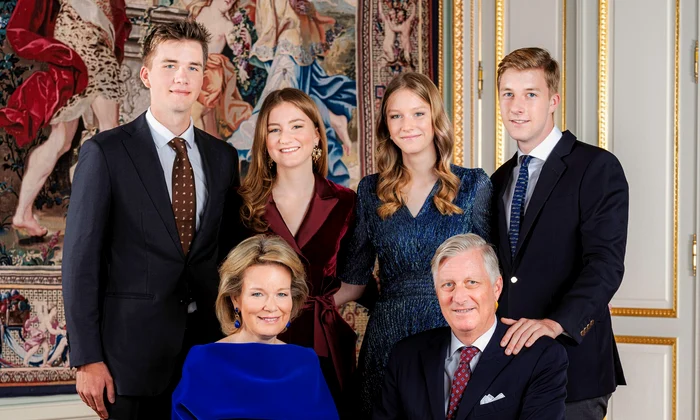 Regina Mathilde și Regele Philippe al Belgiei, cu Prințul Gabriel, Prințesa Elisabeta, Prințesa Eleonore și Prințul Emmanuel în felicitarea de Sărbători   Casa Regală belgiană jpg