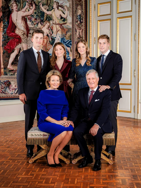 Regina Mathilde și Regele Philippe al Belgiei, cu Prințul Gabriel, Prințesa Elisabeta, Prințesa Eleonore și Prințul Emmanuel în felicitarea de Sărbători   Casa Regală belgiană jpg