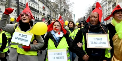 femei veste galbene