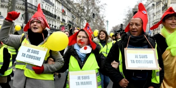 femei veste galbene